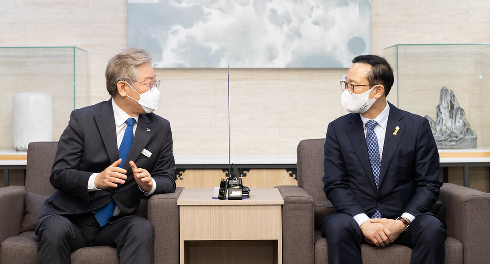 더불어민주당 당대표 선거에 나선 홍영표 의원이 13일 수원시 경기도청에서 이재명 경기도지사를 만나 대화하고 있다. 경기도 제공