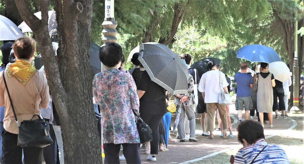 경남 창원시민들이 코로나19 검사를 받기 위해 임시 선별검사소 앞에 길게 줄을 서서 대기하고 있다. &lt;연합뉴스&gt; 제공