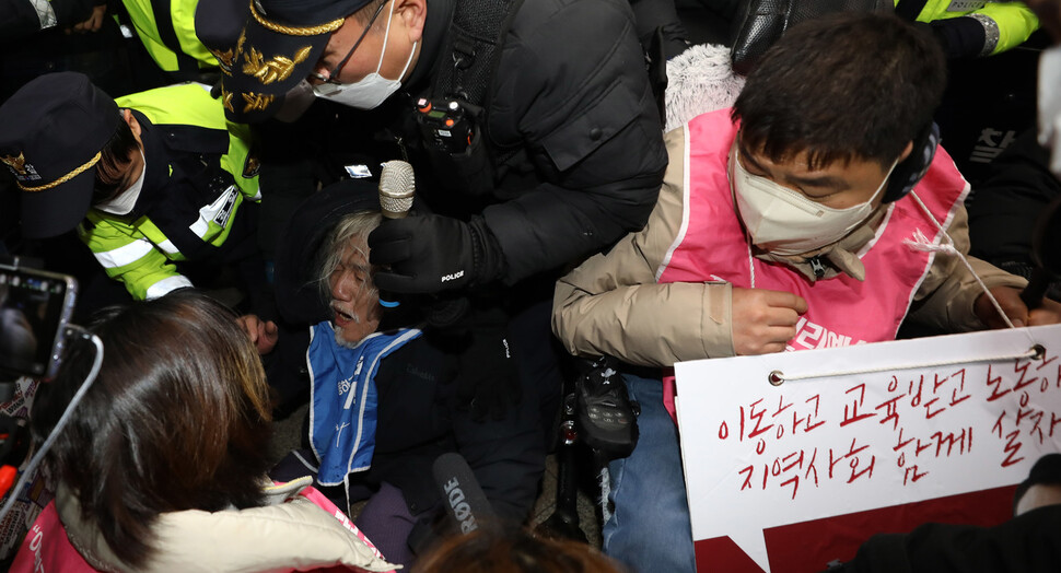 2일 오후 서울 지하철 4호선 삼각지역에서 전국장애인철폐연대 회원들이 지하철에 승차하려다 이를 막는 경찰들과 몸싸움을 하고 있다. 윤운식 선임기자 yws@hani.co.kr