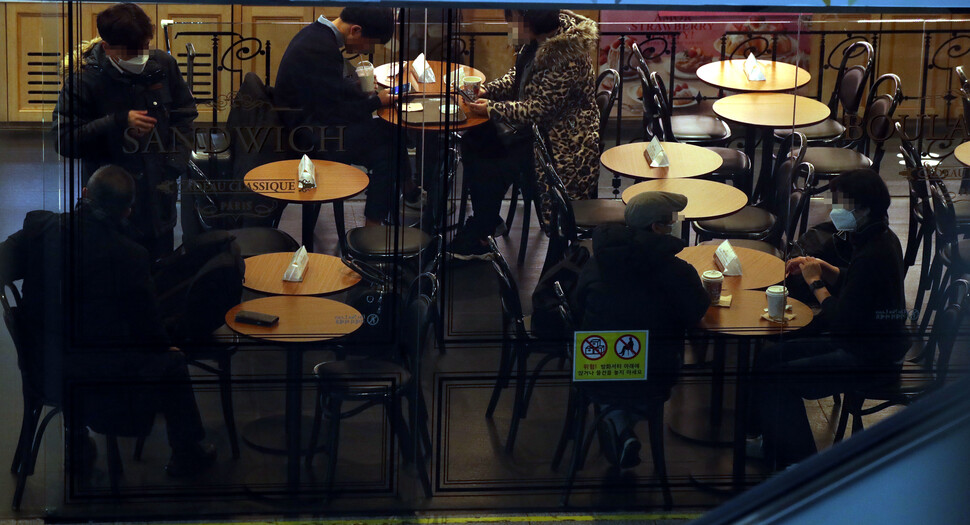 18일 오전 서울 시내 한 카페에서 시민들이 좌석에 앉아 음료수를 마시고 있다. 백소아 기자