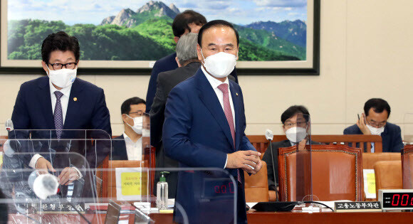 국민의힘 박덕흠 의원이 15일 오전 서울 여의도 국회에서 열린 환경노동위원회 전체회의에 참석하고 있다. 연합뉴스