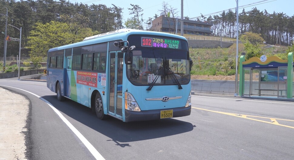 옛 대천역~원산도를 운행하는 보령시내버스가 보령해저터널 구간을 지나 저두마을로 향하고 있다. 보령시 제공