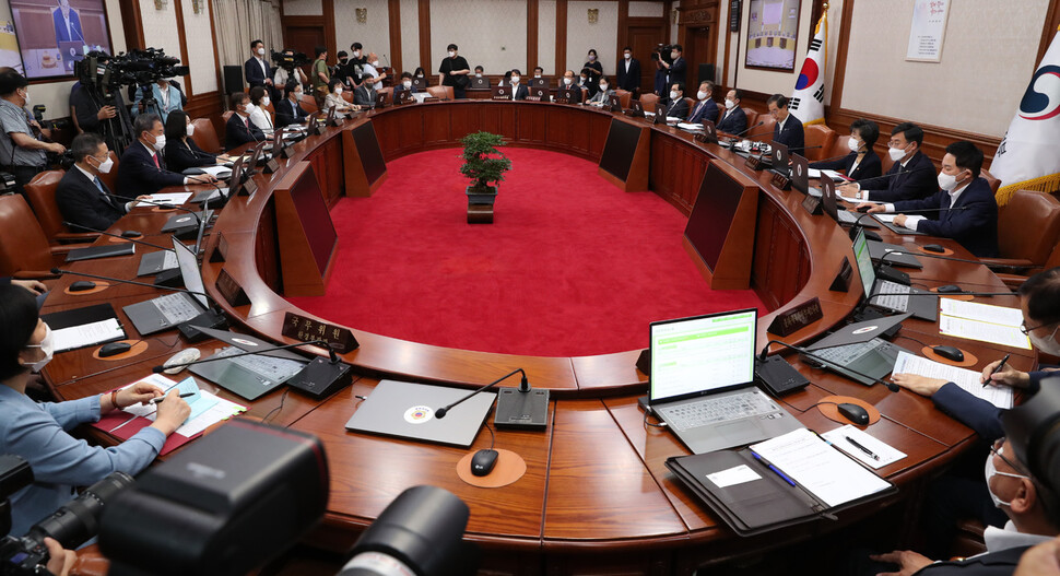 한덕수 국무총리가 26일 오전 정부서울청사에서 열린 국무회의에서 머리발언을 하고 있다. 김정효 기자