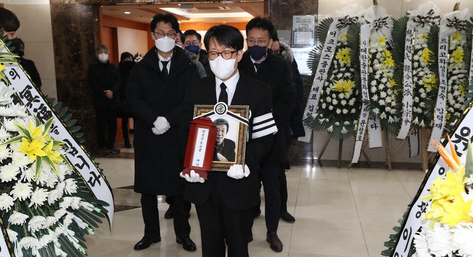 지난 25일 별세한 ＜난장이가 쏘아 올린 작은 공＞의 조세희 작가의 발인이 28일 오전 서울 강동구 강동경희대병원장례식장에서 엄수돼 유족이 고인의 영정과 위패를 옮기고 있다. 김정효 기자 hyopd@hani.co.kr