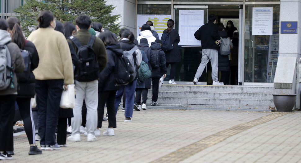 2021학년도 서울시 공립(국립,사립) 중등교사, 보건·사서·영양·전문상담·특수(중등)교사 임용후보자 선정경쟁 제1차시험이 치러진 지난 21일 오전 수험생들이 서울 용산고등학교에 마련된 고사장에 들어가고 있다. 김명진 기자 littleprince@hani.co.kr