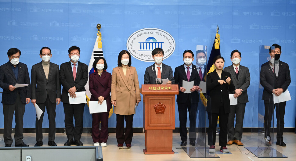 국민의힘 부산지역 의원들이 25일 국회 소통관에서 국토교통부가 사실상 ‘가덕공항’ 반대 의견을 밝힌 것에 대해 비판하고 부산특별광역시법을 공동 발의하는 기자회견을 하고 있다. 연합뉴스