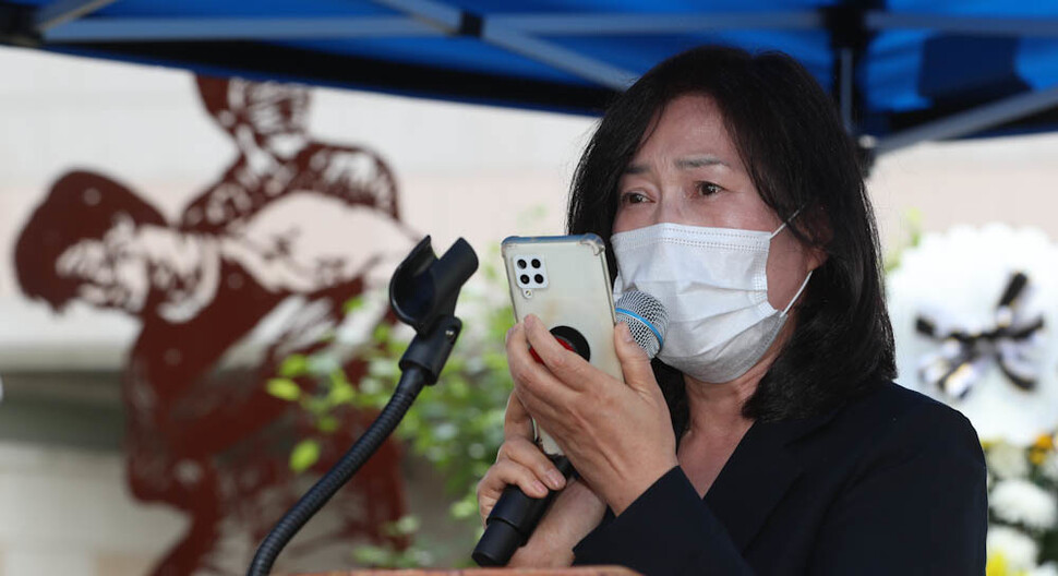 서울 서대문구 연세대 이한열동산에서 9일 오후 열린 제35주기 이한열 추모식에 참석한 이 열사의 큰 누나인 이숙례 이한열기념사업회 이사가 유가족 대표로 인사를 하고 있다. 김정효 기자