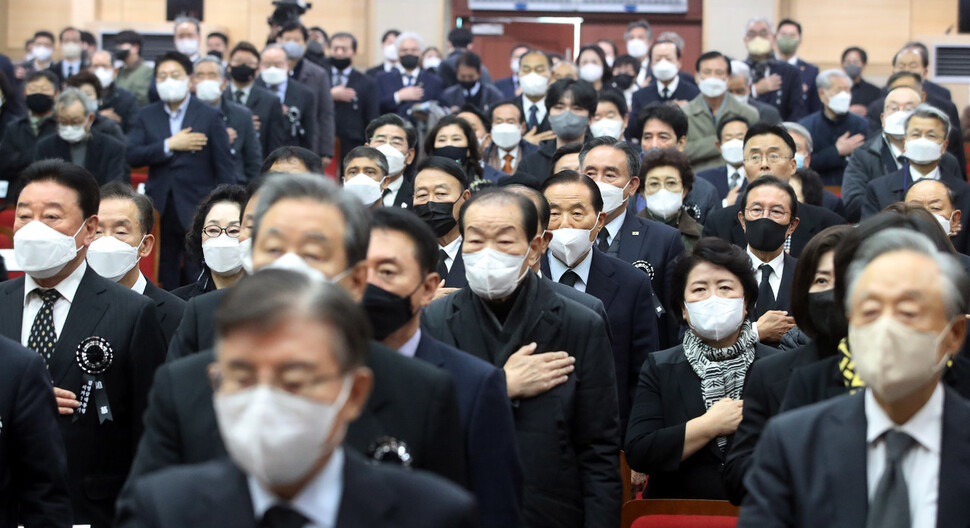 22일 오전 서울 동작구 동작동 국립서울현충원 현충관에서 열린 김영삼 전 대통령 서거 7주기 추모식에서 참석자들이 국민의례를 하고 있다. 김경호 선임기자 jijae@hani.co.kr