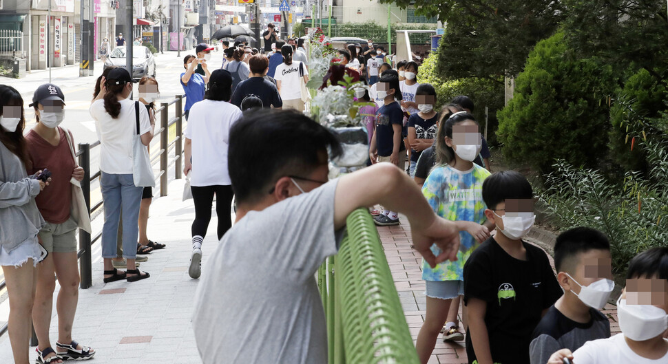 재학 중인 5학년 학생이 코로나19 확진 판정을 받은 서울 중랑구 묵현초등학교에 5일 오전 임시 선별진료소가 설치돼 학생들이 진단검사를 받으려 기다리고 있다. 김혜윤 기자 unique@hani.co.kr