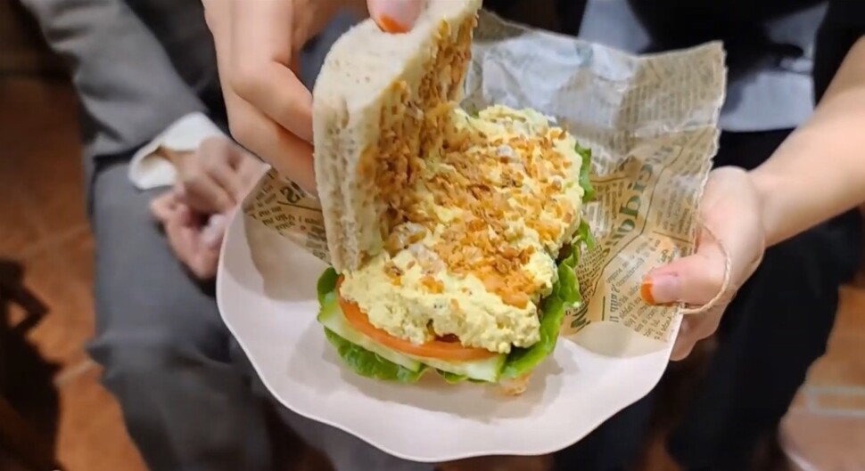 이날 간담회는 비건 음식을 직접 맛보고 소개하는 ‘요즘 비건 음식 탐험’과 비건 정책을 점검하는 ‘우리가 말하는 비건문화 확산’으로 진행됐다. 유튜브 갈무리