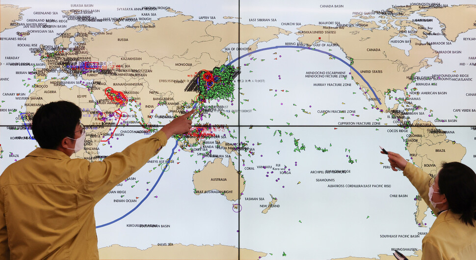미국 지구관측위성이 한반도 인근에 추락할 가능성이 있는 것으로 알려진 9일 오전 세종시 정부세종청사 해양수산부 상황실에서 관계자들이 추락 예측궤도를 주시하며 우리나라 선박 등의 안전을 모니터링하고 있다. 연합뉴스