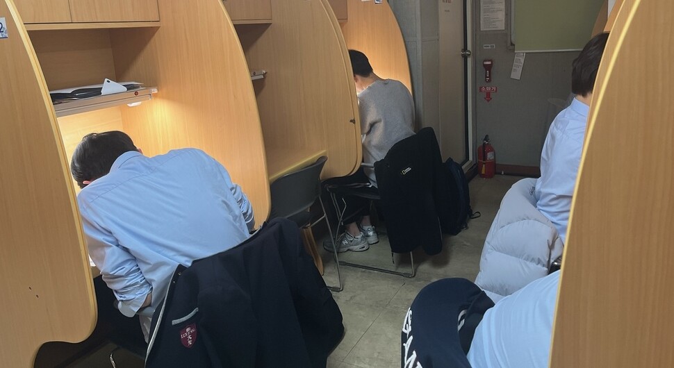 2023년 3월8일 저녁 서울 동대문구 용두 청소년독서실 6층 남자열람실. 용두 청소년독서실은 2023년 6월 문을 닫는다.