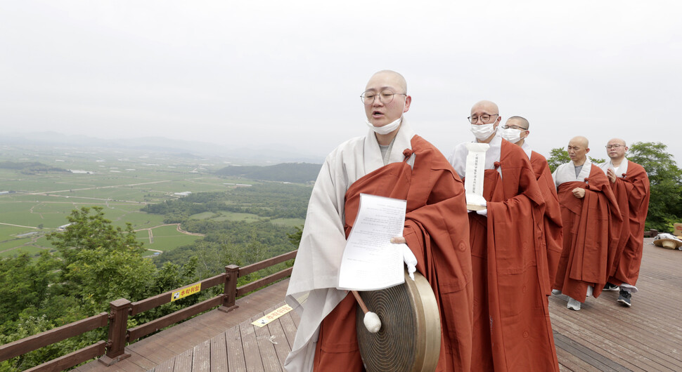 대한불교조계종(조계종) 사회노동위원회가 6.25전쟁 70주년은 이틀 앞둔 23일 강원도 철원 소이산 정상에서 한국전쟁 기간에 희생 당한 남북한 군인, 민간인, 중국군, UN군 등의 극락왕생을 기원하고 남북의 완전한 평화를 바라는 마음을 담아 천도재를 지내고 있다. 천도재가 진행되는 38선 인근인 철원 소이산 근방은 백마고지와 철원 노동당사의 중간 지점으로 남북한이 다 내려다보이는 곳으로 한국전쟁 기간 군사적 극한 전투가 일어난 지역이다. 철원/김혜윤 기자 unique@hani.co.kr