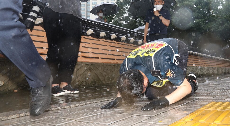 전국경찰직장협의회 협의회 회장단이 13일 오전 서울 종로구 조계사에서 연 행안부의 경찰국 신설 방침에 반대하는 기자회견을 마친 뒤 서강오 사무국장이 삼보일배를 하고 있다. 윤운식 선임기자 yws@hani.co.kr