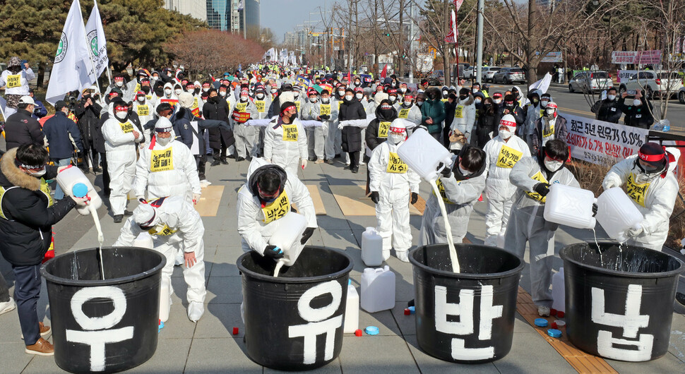 매년 극단적으로 진행됐던 우유 가격 협상이 2023년에는 순탄하게 마무리됐지만, 국내 우유 산업의 미래는 밝지 않다. 낙농인들이 2022년 2월16일 서울 여의도동 산업은행 앞에서 열린 ‘낙농기반 사수 낙농인 결의대회’에서 ‘우유 반납식’ 행위를 하고 있다. 연합뉴스