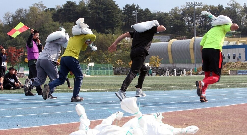 환경미화원 채용 체력시험에 참가한 응시자들.연합뉴스 (위 사진은 기사와 직접적인 관련이 없습니다.)