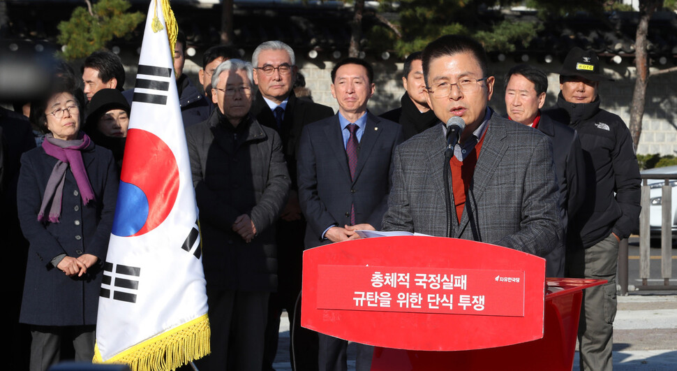 황교안 자유한국당 대표가 20일 오후 청와대 앞에서 국정 대전환을 촉구하는 단식 투쟁을 선언하고 있다. 김경호 선임기자