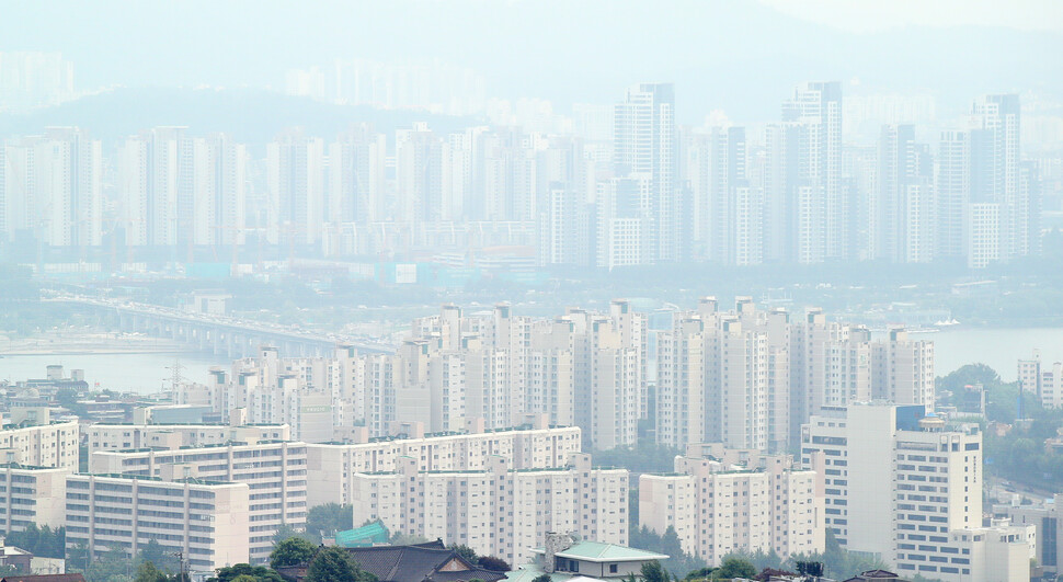 2021년 7월 29일 오후 서울 남산에서 바라본 도심 아파트 모습. 연합뉴스