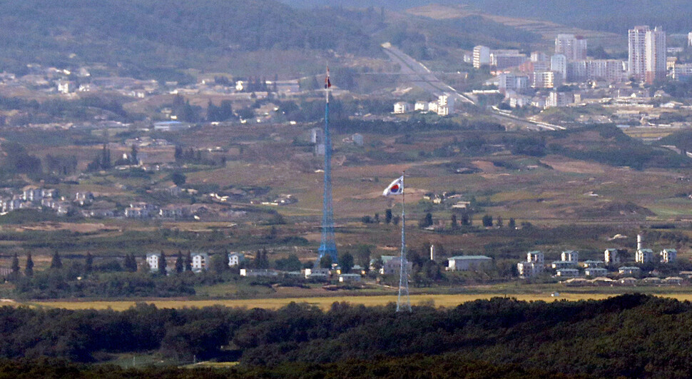 26일 낮 경기 파주시 접경지역에서 바라본 남쪽 대성동 마을과 북쪽 기정동 마을에 태극기와 인공기가 게양돼 있다. 파주/김태형 기자