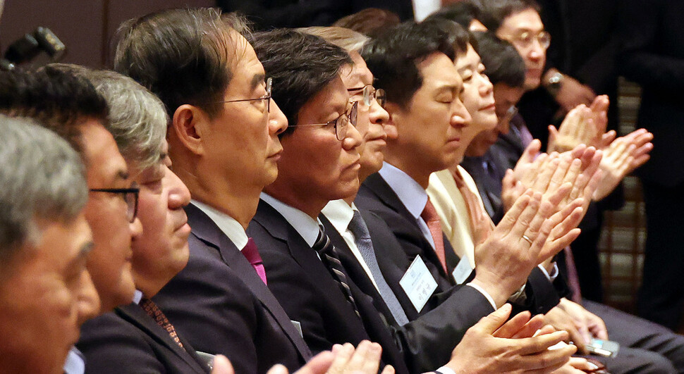 한덕수 국무총리와 여야대표들이 6일 서울 중구 한국프레스센터에서 열린 67회 신문의 날 기념대회에서 박수를 치고 있다. 김경호 선임기자 jijae@hani.co.kr