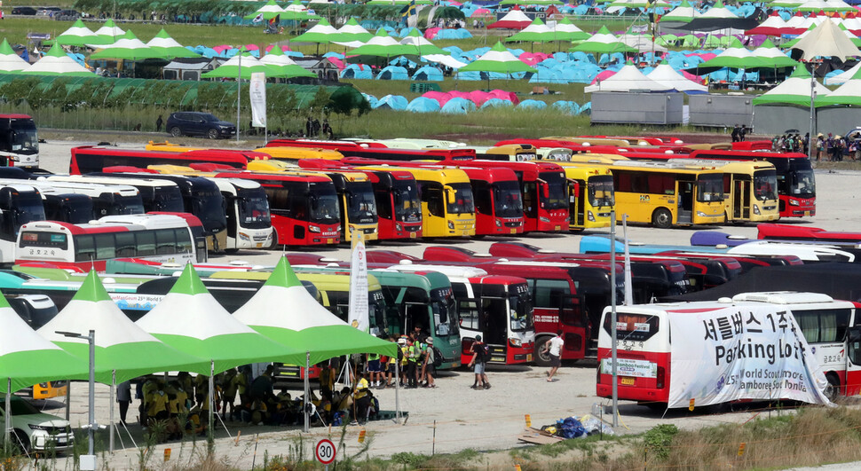 2023 새만금 세계스카우트잼버리 참가자들을 태울 버스가 4일 전북 부안군 잼버리 야영장에 대기하고 있다. 연합뉴스