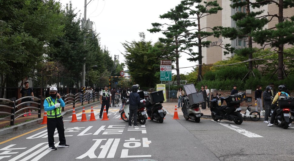 7일 오후 서울 용산구 이촌한강공원 인근 도로에서 경찰이 출입을 통제하고 있다. 강창광 선임기자