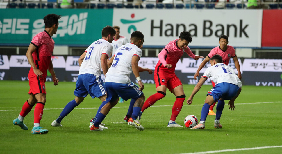 6일 오후 대전월드컵경기장에서 열린 남자 축구 국가대표팀 평가전 대한민국 대 칠레의 경기에서 대한민국 손흥민이 상대 팀의 수비 속에서 볼을 다투고 있다. 대전/김혜윤 기자