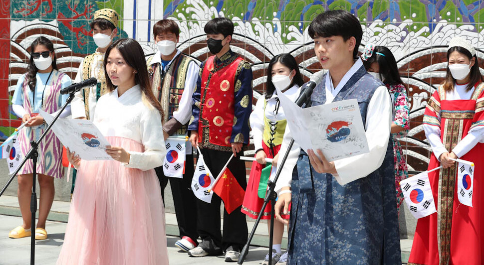 ‘2022 재외동포 대학생 모국연수’ 참가 학생 대표들이 ‘대한민국 이민 120주년’ 캠페인 참가자 선언문을 읽고 있다. 김정효 기자