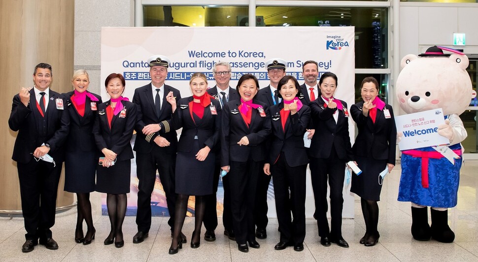 10일 인천국제공항 입국장에서 열린 호주 콴타스항공의 인천공항 첫 취항 기념행사에서 첫 항공편에 탑승한 콴타스항공 승무원들이 기념 촬영하고 있다. 인천국제공항공사 제공