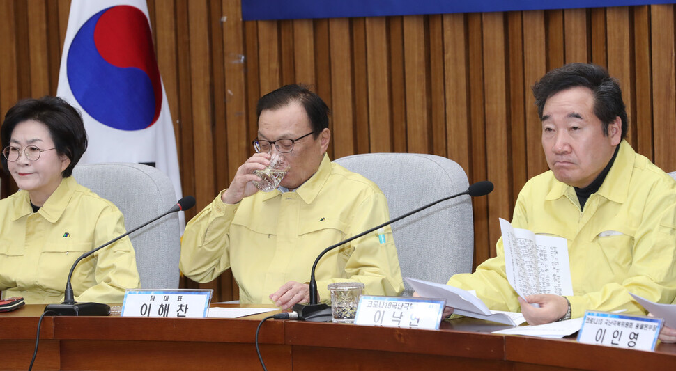 이해찬 더불어민주당 대표가 3월16일 오전 국회에서 열린 코로나19 국난극복위원회 회의에서 물을 마시고 있다. 강창광 선임기자 chang@hani.co.kr