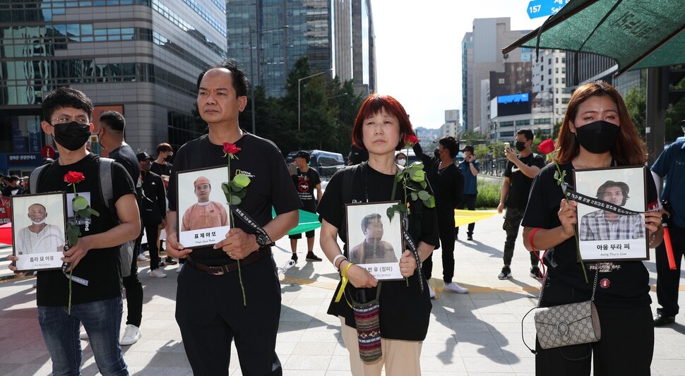 미얀마 민주주의를 지지하는 한국시민사회단체모임, 미얀마 민족통합정부(NUG) 한국대표부, 미얀마 민주주의네트워크 등 회원들이 검은 옷을 입고 30일 오후 서울 광화문 동화면세 백화점 앞에서 미얀마 민주인사 4명에 대해 사형을 집행한 미얀마 군부를 규탄하고 있다. 김봉규 선임기자