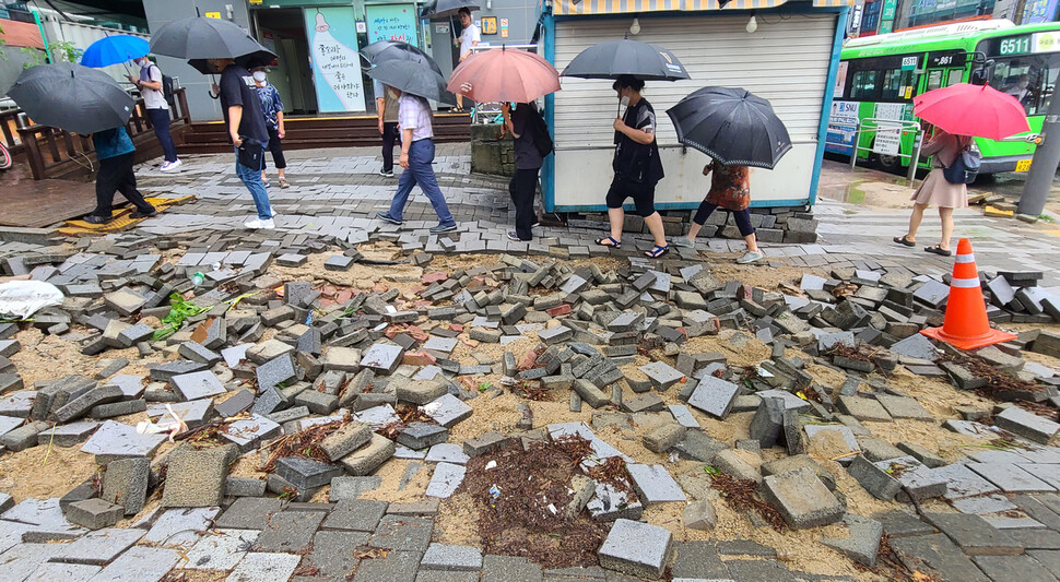 9일 오전 서울 동작구 신대방역 앞 보도블록이 폭우로 파손돼 출근길에 나선 시민들이 불편을 겪고 있다. 백소아 기자