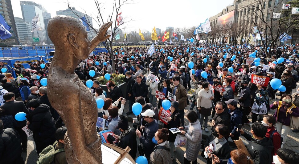 18일 오후 '강제동원 해법 및 한일정상회담 규탄 3차 범국민대회' 참가자들이 서울시청 광장에서 강제징용자 노동자상을 지나 일본대사관으로 향하고 있다. 박종식 기자