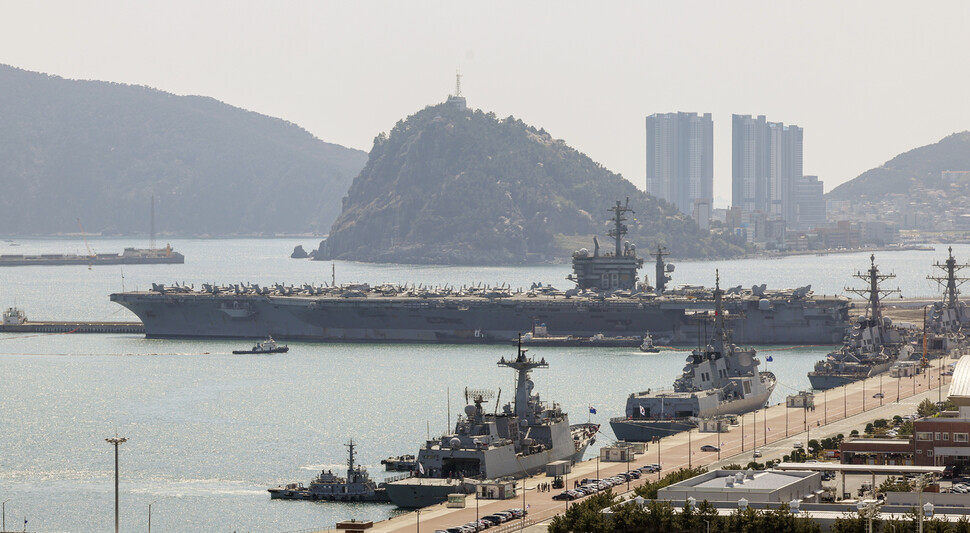 28일 미 핵 추진 항공모함 니미츠(CVN-68)가 부산 작전기지에 입항해 있다. 사진공동취재단