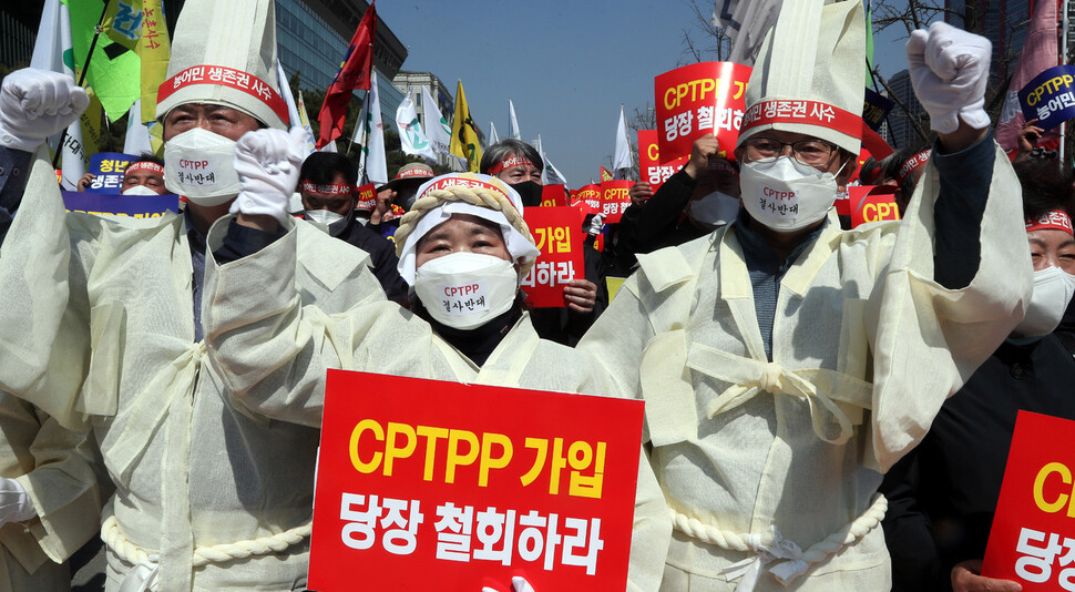 4일 오후 서울 여의도 산업은행 본점 앞에서 열린 포괄적·점진적 환태평양경제동반자협정(CPTPP) 가입 저지를 위한 농어민 총궐기대회에서 참가자들이 가입 철회 구호를 외치고 있다. 김경호 선임기자 jijae@hani.co.kr