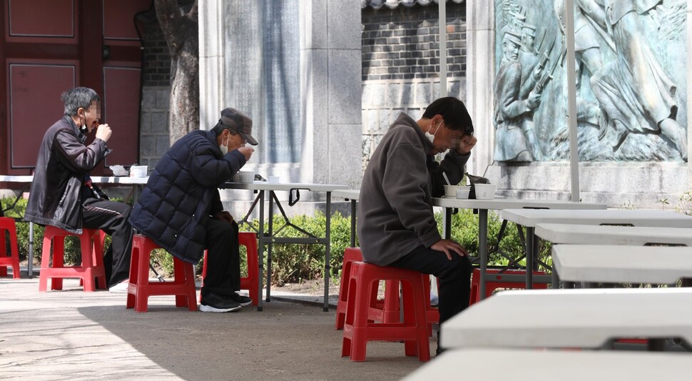 6일 낮 서울 종로구 탑골공원에서 어르신들이 거리를 둔 채 인근 무료급식소에서 받은 음식으로 점심식사를 해결하고 있다. 무료급식소 관계자는 “물가 상승으로 식재료비가 늘었고, 오시는 분들은 이전보다 많아졌다”고 말했다. 김혜윤 기자 unique@hani.co.kr