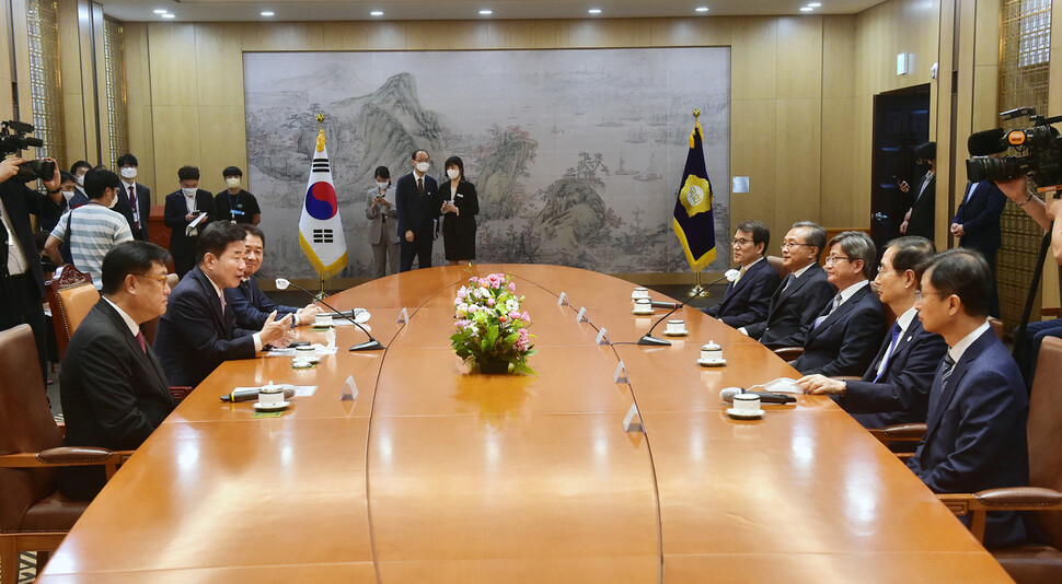 김진표 국회의장(왼쪽 둘째)이 1일 오후 국회 의장 접견실에서 제400회 정기국회 개회식 전 정부 주요 요인들과 환담을 나누고 있다. 왼쪽부터 시계방향으로 정진석 국회부의장, 김 의장, 이광재 국회 사무총장, 노태악 중앙선거관리위원장, 유남석 헌법재판소장, 김명수 대법원장, 한덕수 국무총리, 최재해 감사원장. 공동취재사진