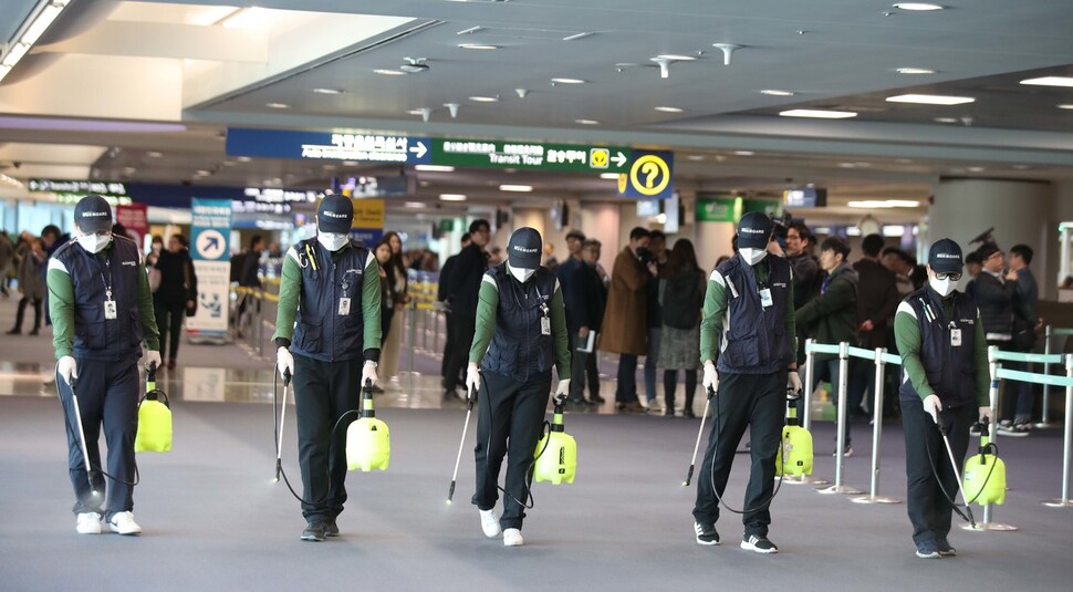 21일 오전 인천국제공항 제1여객터미널 입국장에서 위생소독용역 직원들이 소독살균 작업을 하고 있다. 인천공항/백소아 기자