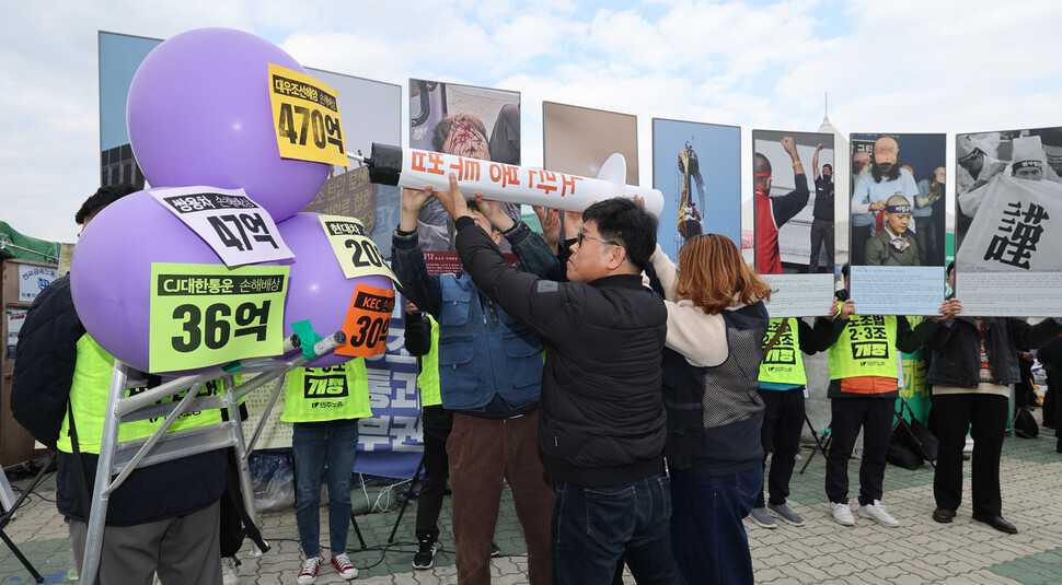 9일 오전 서울 여의도 국회 앞에서 열린 ‘손해배상 20년, 하청 20년, 죽음 내몰린 20년 특별사진전 개최’ 기자회견 도중 참가자들이 손해배상 가압류 풍선을 노란봉투법 모형 주사기로 터뜨리는 행위극을 하고 있다. 신소영 기자