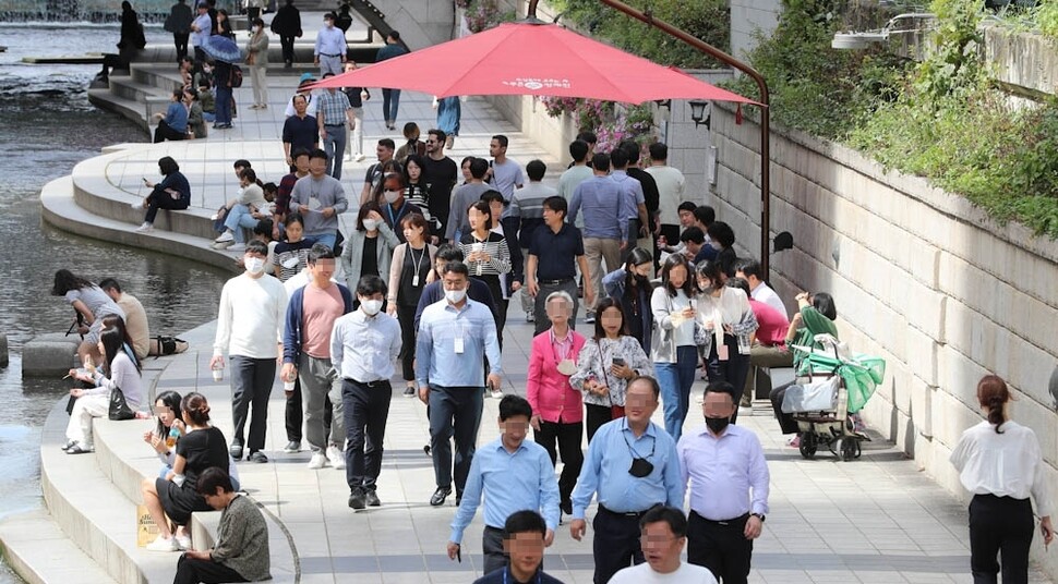 야외에서 마스크 착용이 모임 인원과 장소 상관없이 모두 ‘자율’로 바뀐 26일 마스크를 벗은 직장인들이 서울 청계천을 산책하고 있다. 김정효 기자