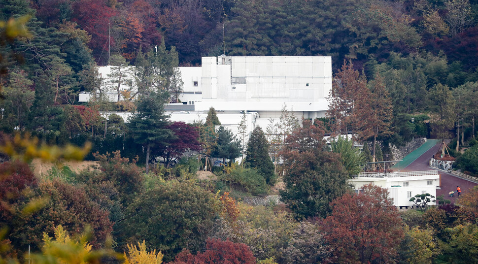 윤석열 대통령 부부가 공관으로 이사를 거의 완료한 것으로 알려진 7일 오후 서울 용산구 한남동 대통령 공관 모습. 김정효 기자 hyopd@hani.co.kr