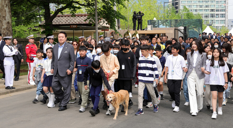 윤석열 대통령과 김건희 여사가 4일 오전 개방한 서울 용산 어린이정원으로 아이들 손을 잡고 입장하고 있다. 대통령실사진기자단