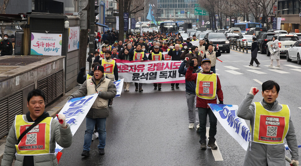 언론노조와 시민사회단체 및 언론계 원로 등이 27일 오후 이동관 방송통신위원장 탄핵을 촉구하며 행진하고 있다. 신소영 기자 viator@hani.co.kr