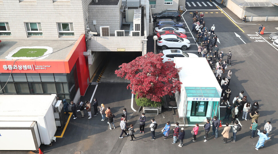 15일 오전 서울 중구 국립중앙의료원 코로나19 선별진료소 앞에 검사를 받으려는 시민들이 길게 줄을 서 있다. 이날 코로나19 신규 확진자는 208명으로 이틀 연속 200명대를 넘었다. 백소아 기자 thanks@hani.co.kr