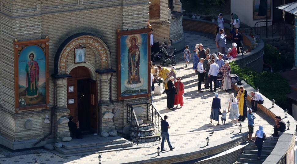 19일(현지시각) 아침 우크라이나 키이우 올렉산드르 병원 인근에 있는 성 므하일로 성당에 예배를 드리려는 신자들이 모여있다. 키이우/김혜윤 기자