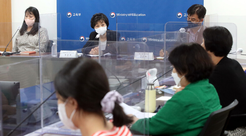 박순애 사회부총리 겸 교육부장관(왼쪽 둘째)이 2일 오후 정부서울청사에서 취학연령 하향 학제개편안에 대한 학부모 간담회를 열어 참석자들의 발언을 듣고 있다. 김경호 선임기자