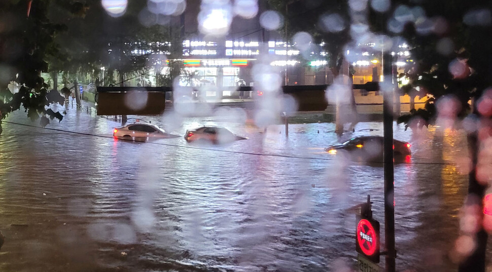 지난 8일 폭우로 서울 서초구에 차량들이 침수돼 있다.김다정씨 제공