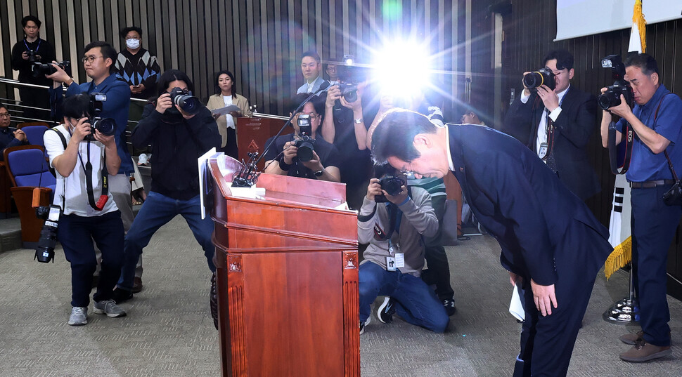 이재명 더불어민주당 대표가 14일 국회에서 열린 당 의원총회에 참석해 김남국 의원의 ‘거액 가상자산 투기 의혹’과 관련해 대국민 사과한 뒤 고개를 숙이고 있다. 김경호 선임기자 jijae@hani.co.kr