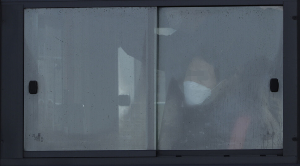 14일 아침 서울 종로구 광화문네거리를 지나는 버스 창문에 김이 서려있다. 김혜윤 기자