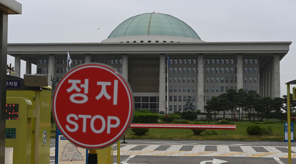 장기간 국회 공백이 이어지고 있는 가운데 20일 오전 서울 영등포구 여의도동 국회 구내 순환도로가 오가는 차량이 적어 한산한 모습을 보이고 있다. 공동취재사진